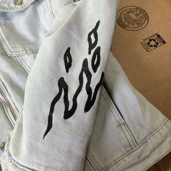 Boohoo Man Light Wash Denim Jacket with Graffiti Lining, Small Coat,‎ Full Zip - Picture 7 of 16